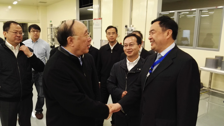 2重慶市市長(zhǎng)黃奇帆與趙振元同志親切交談，中立者為重慶超硅總經(jīng)理長(zhǎng)陳猛.jpg