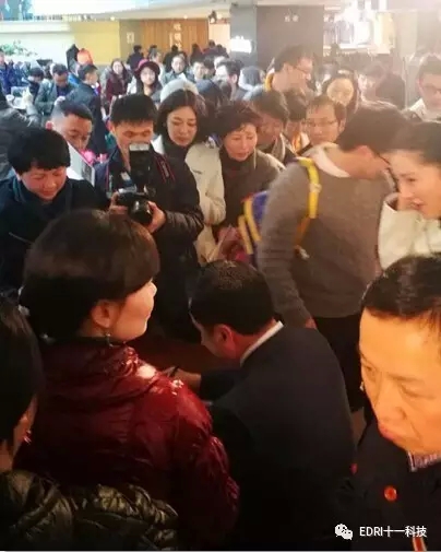 15-讀者排隊(duì)等候簽名，把趙振元圍得水泄不通.webp.jpg