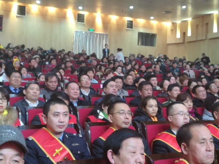 2-趙振元同志與袁三軍市委書記、市人大主任李明楨、市政協(xié)主席談得勝、駐鞏義部隊(duì)首長等一起觀看晚會(huì).jpg