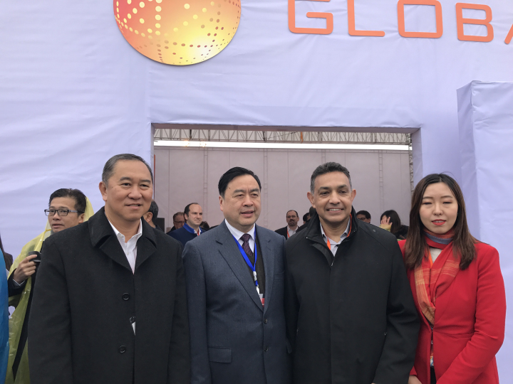3-趙振元與格羅方德全球首席執(zhí)行官桑杰.賈（右二）、副總裁洪啟財(cái)（左一）等親切合影.jpg