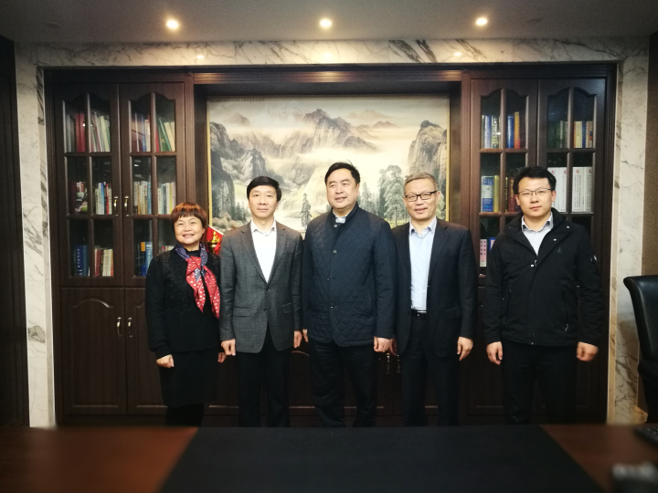 2-趙振元同志與無錫產(chǎn)業(yè)集團黨委副書記、工會主席劉濤、太極實業(yè)黨委書記褚兵、太極實業(yè)黨委副書記、工會主席陳月芳、太極實業(yè)董事會秘書丁奎一行親切合影.jpg