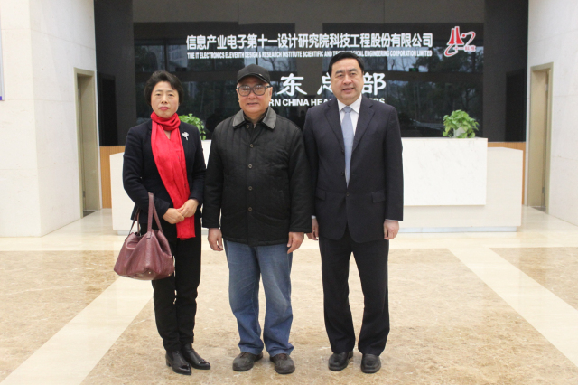 7-趙振元董事長與無錫新能源商會(huì)徐慧絹會(huì)長、原無錫市政協(xié)主席貢培興親切合影.jpg