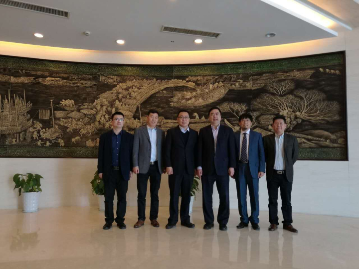 9-趙振元、周安舉、賀奎田、郭明偉與與中天集團(tuán)總裁薛馳、中天科技新能源產(chǎn)業(yè)鏈總經(jīng)理曹紅彬親切合影.jpg