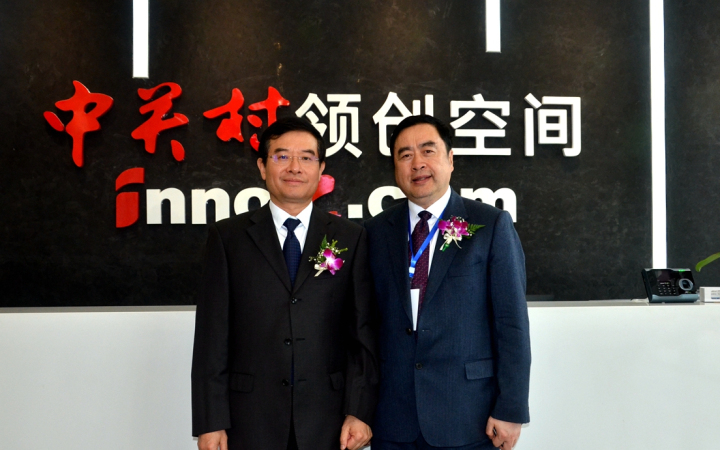 22-趙振元同志與成都市政協(xié)副主席、黨組副書記郝康理親切合影.jpg