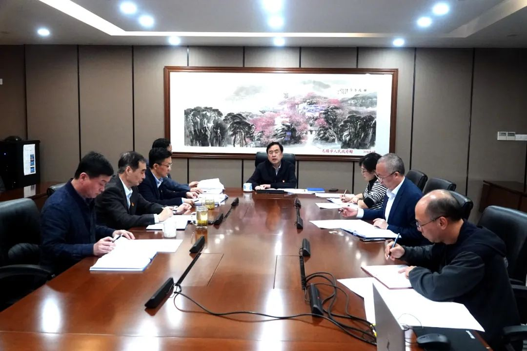 趙振元在黨委中心組學(xué)習(xí)二十大報(bào)告會(huì)上提出三個(gè)工作要點(diǎn)：第一堅(jiān)持十年來(lái)的正確路線；第二開(kāi)啟新的一百年征程；第三堅(jiān)持電子和新能源領(lǐng)域外開(kāi)辟更多新的賽道_副本.png